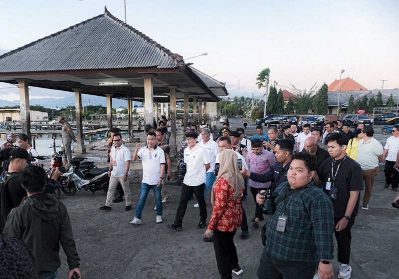 Menparekraf/Kabaparekraf Sandiaga Salahuddin Uno saat meninjau Pelabuhan Perikanan Nusantara (PPN) Pengambengan di Jembrana, Bali, yang direncanakan akan diubah menjadi destinasi wisata bahari. Foto kemenparekraf.go.id.