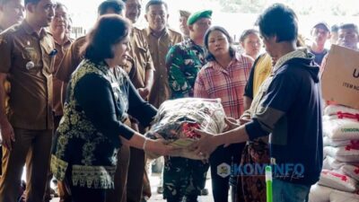 Bupati Karo Cory Sriwaty Sebayang saat menyerahkan bantuan kepada korban kebakaran rumah di di Desa Dokan, Kecamatan Merek. Foto Kominfo Karo.