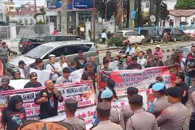 Massa mendatangi DPRD dan Polres Karo pada Kamis, 11 Juli 2024, menuntut keadilan atas pembunuhan wartawan Sempurna Pasaribu beserta istri, anak dan cucunya dengan cara rumahnya dibakar. Foto Rienews.com.