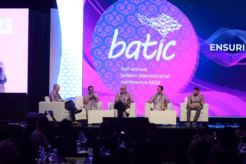 Kiri ke kanan, Senior Managing Director Delta Partners Sam Evans, CEO Telin Budi Satria Dharma Purba, CEO Axiata Group Wholesale, Group Chief Carrier and Wholesale Officer Nabil Baccouche, CEO Console Connect by PCCW Global Marc Halbfinger pada gelaran BATIC 2023 di Nusa Dua Bali. Foto Dok Istimewa.