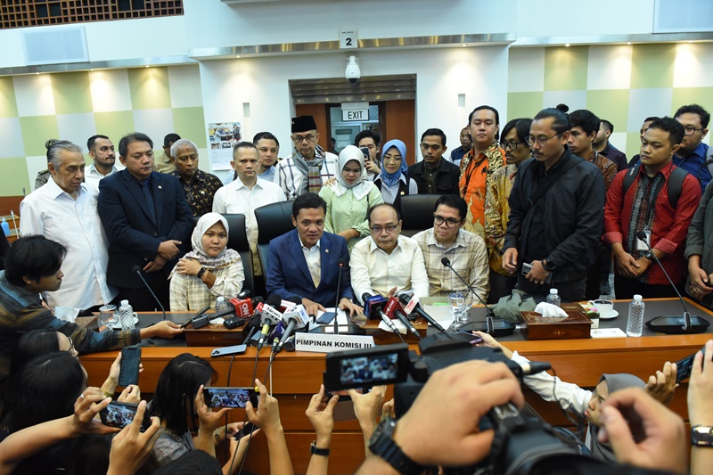 Wakil Ketua DPR RI Sufmi Dasco bersama Komisi III DPR RI memberikan keterangan pers usai menyerahkan surat izin ekshumasi Afif Maulana kepada keluarga dan tim kuasa hukum keluarga LBH Padang di Gedung Nusantara II, DPR RI, Senayan, Jakarta, Senin, 5 Agustus 2024. Foto dpr.go.id/Jaka/vel.