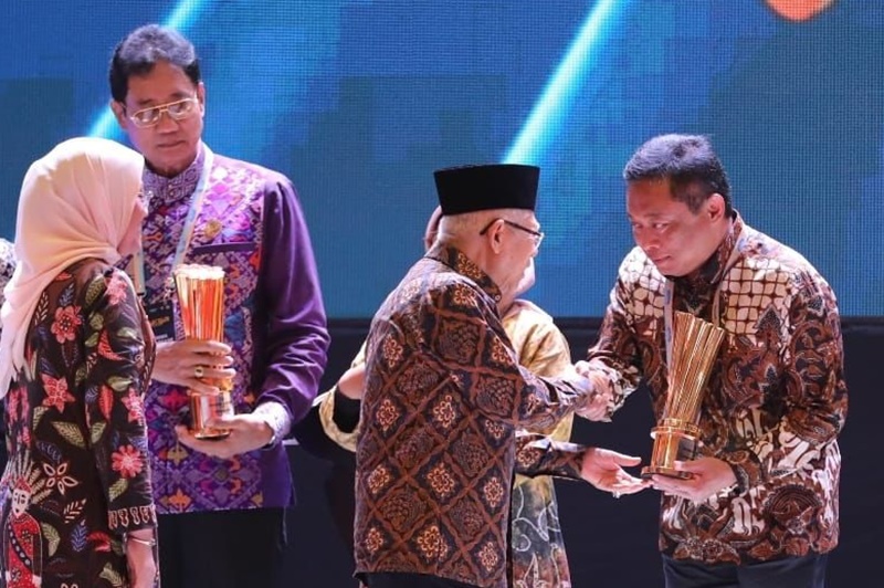 Wakil Presiden Ma’ruf Amin didampingi Menteri Ketenagakerjaan Ida Fauziyah menyerahkan Penghargaan Nasional Naker Award 2024 kepada Direktur Utama Telkom Ririek Adriansyah dalam kategori BUMN yang Mempekerjakan Tenaga Kerja Penyandang Disabilitas, di JiExpo Kemayoran Jakarta, Jumat, 23 Agustus 2024. Foto Istimewa.