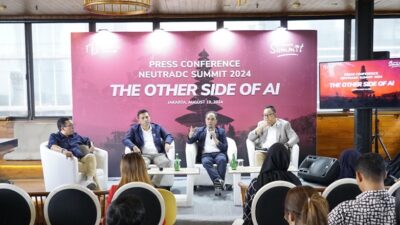 Dari kiri ke kanan, VP Corporate Communication Telkom Andri Herawan Sasoko, CEO Neutra DC Andreuw Th.A.F, Direktur Group Business Development Telkom Honesti Basyir, dan SVP Corporate Communication and Investor Relation Telkom Ahmad Reza saat konferensi pers NeutraDC Summit 2024 di Jakarta, Senin, 19 Agustus 2024. Foto Istimewa.
