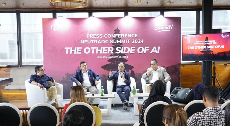Dari kiri ke kanan, VP Corporate Communication Telkom Andri Herawan Sasoko, CEO Neutra DC Andreuw Th.A.F, Direktur Group Business Development Telkom Honesti Basyir, dan SVP Corporate Communication and Investor Relation Telkom Ahmad Reza saat konferensi pers NeutraDC Summit 2024 di Jakarta, Senin, 19 Agustus 2024. Foto Istimewa.
