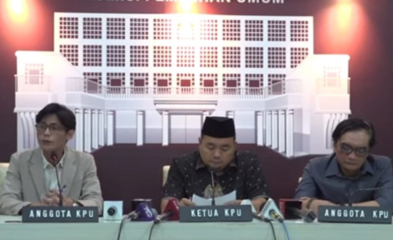 Ketua KPU RI Mochammad Afifuddin membacakan enam poin langkah KPU menyikapi Putusan MK Nomor 60/PUU-XXII/2024 dan Nomor 70/PUU-XXII/2024 dalam konferensi pers, Jumat, 23 Agustus 2024. Foto tangkap layar Youtube KPU RI.