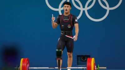 Lifter Rizki Juliansyah berhasil meraih medali emas kedua bagi Indonesia di Olimpiade 2024 Paris, sekaligus medali pertama cabor Angkat Besi di Olimpiade. Foto NOC Indonesia/Naif Muhammad Al'as.