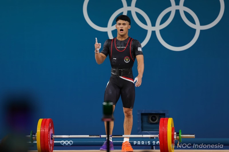 Lifter Rizki Juliansyah berhasil meraih medali emas kedua bagi Indonesia di Olimpiade 2024 Paris, sekaligus medali pertama cabor Angkat Besi di Olimpiade. Foto NOC Indonesia/Naif Muhammad Al'as.