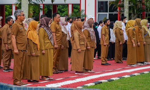 Upacara bendera ASN di lingkungan pemerintah daerah. Foto Dok Rienews.com.