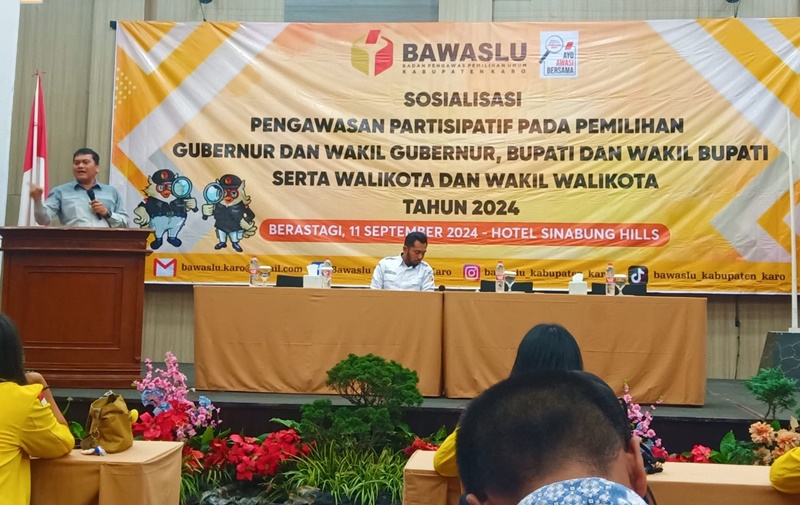 Ketua Bawaslu Karo Gemar Tarigan (kiri) membuka Sosialisasi Pengawasan Partisipatif pada Pilkada Serentak 2024. Foto Rienews.com.