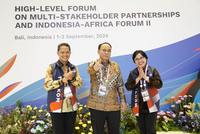 EVP Divisi Government Service Telkom Syaifudin (kiri) bersama Menteri Kominfo Budi Arie Setiadi dan Direktur Enterprise & Business Service Telkom FM Venusiana R di event High Level Forum on Multi Stakeholder Partnership & Indonesia Africa Forum (HLF MSP IAF) ke- 2 Tahun 2024. Foto Istimewa.