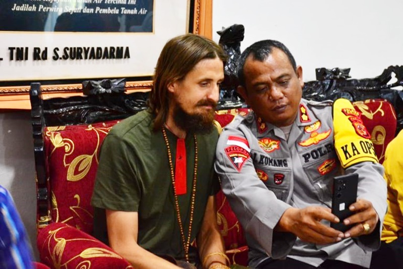 Pilot Susi Air, Philip Mark Mehrtens warga negara Selandia Baru. Foto humas.polri.go.id.