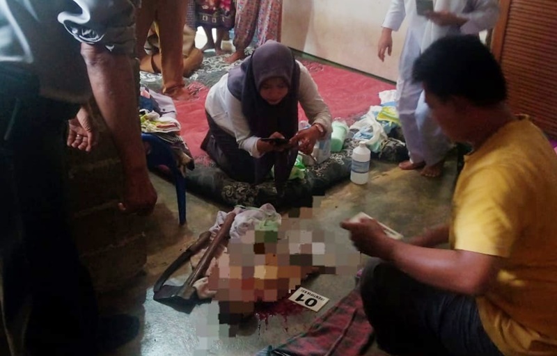 Kepolisian dari Polres Labuhanbatu saat mengamankan lokasi kejadian pembunuhan bayi laki-laki berusia 18 hari, diduga dilakukan ibu kandungnya. Foto Dok Polres Labuhanbatu.