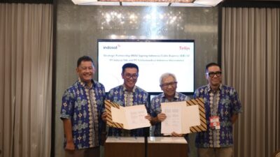 Direktur Wholesale & International Service Telkom Bogi Witjaksono (kiri), Direktur Utama Telin Budi Satria Dharma Purba (kedua dari kiri), Director & Chief Business Officer Indosat Ooredoo Hutchison Muhammad Buldansyah (kedua dari kanan), dan SVP Head of Wholesale and Carrier Account Indosat Nicholas Soo (kanan) saat penandatanganan Nota Kesepahaman (MoU) pengembangan Indonesia Cable Express System 2 (ICE System 2) antara PT Telekomunikasi Indonesia International (Telin) dan Indosat Ooredoo Hutchison (IOH), pada Rabu, 28 Agustus 2024. Foto Istimewa.