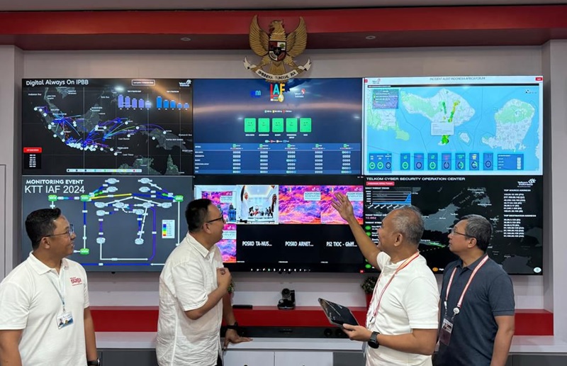 SVP Corporate Communication & Investor Relation Telkom Ahmad Reza (kedua dari kiri), EVP Teritorry III Telkom Infrastruktur Indonesia Gaeanri Situmorang (kedua dari kanan), GM Witel Bali Ismono Adi Jatmiko (paling kanan) saat meninjau kesiapan layanan dan infrastruktur telekomunikasi pada gelaran High Level Forum on Multi Stakeholder Partnership & Indonesia Africa Forum 2024 di Posko TelkomGroup STO di Nusa Dua, Bali, pada Senin, 2 September 2024. Foto Istimewa.