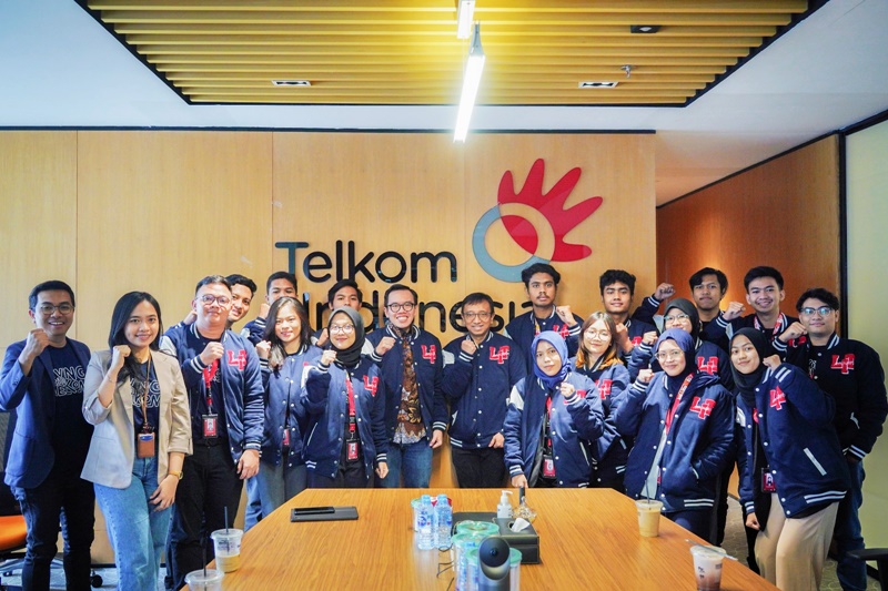 Direktur Digital Business Telkom Muhammad Fajrin Rasyid bersama peserta Digistar Class 2024. Foto Istimewa.
