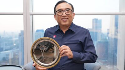 VP Corporate Communication Telkom Andri Herawan Sasoko memegang trofi Golden World Award 2024 yang dimenangkan Telkom dalam ajang Golden World Award 2024 yang diselenggarakan International Public Relations Association (IPRA). Foto Istimewa.