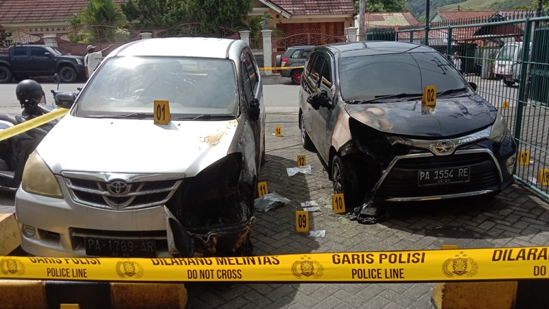 Kantor redaksi Jubi di Jayapura, Papua, dibom Molotov mengakibatkan dua mobil operasional Jubi terbakar. Foto Jubi.