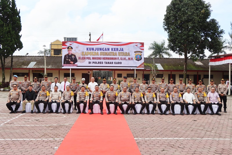 Kapolda Sumatera Utara Irjen Pol Whisnu Hermawan Februanto dan Waka Polda Sumut Brigjen Pol Rony Samtana berfoto bersama di halaman Polres Tanah Karo dalam kunjungan kerja pada Kamis, 10 Oktober 2024. Foto Rienews.com.