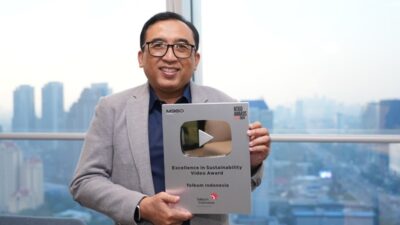 VP Corporate Communication Telkom Andri Herawan Sasoko menunjukkan trofi M360 Digital Nations Awards 2024. Foto Istimewa.