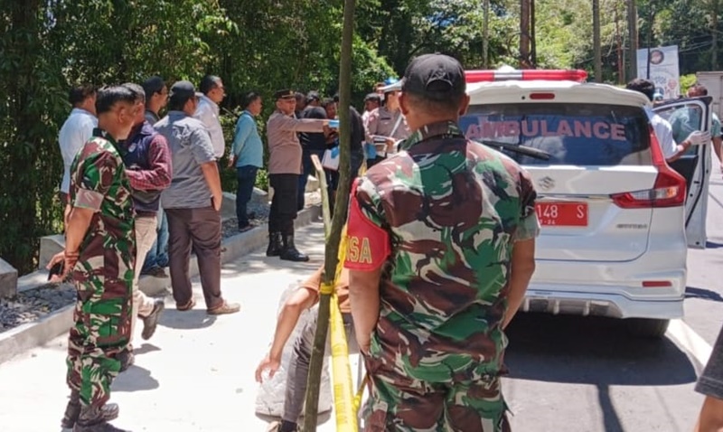 Evakuasi mayat perempuan dalam tas yang ditemukan di Jalan Medan Berastagi, Karo. Foto Istimewa.