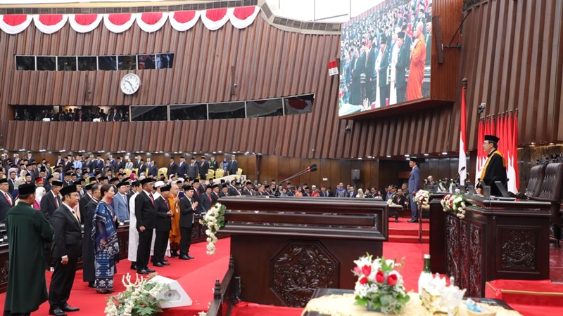 Ketua Mahkamah Agung Syarifuddin memandu pengucapan sumpah janji jabatan 580 anggota DPR RI dan 152 anggota DPD 2024-2029 di Gedung Nusantara, DPR/MPR pada Selasa, 1 Oktober 2024. Foti Alf/Adr/mahkamahgagung.go.id.