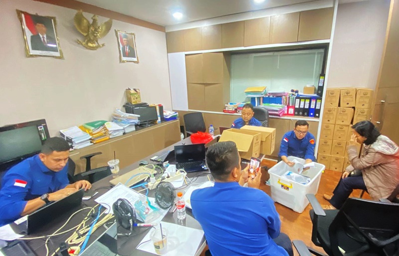 Tim penyidik Jampidsus Kejagung menggeledah Kantor KLHK pada Kamis, 3 Oktober 2024. Foto kejaksaan.go.id.