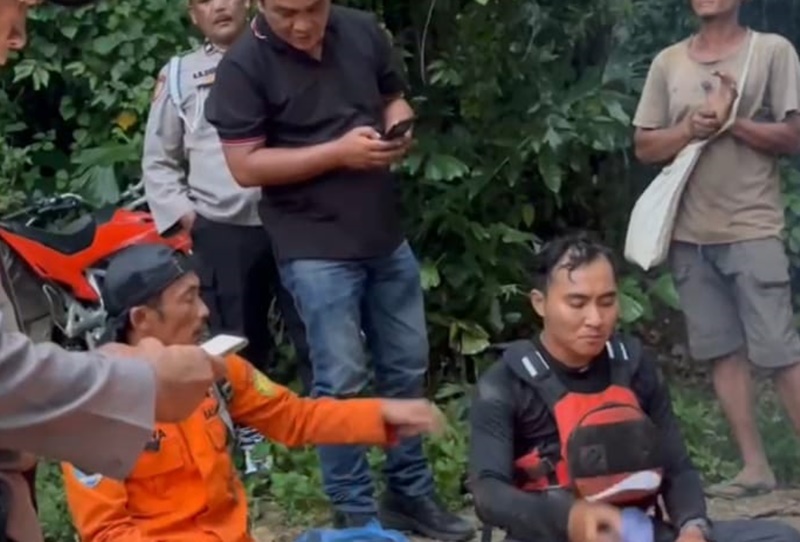 Tim SAR alami kecelakaan saat melakukan pencarian korban hanyut di sungai Lau Biang, Kecamatan Tigabinanga, berhasil dievakuasi. Foto Istimewa.