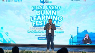 Deputi Bidang Sumber Daya Manusia, Teknologi, dan Informasi Kementerian BUMN Tedi Bharata memberikan sambutan dalam acara puncak BUMN Learning Festival 2024. Telkom dinobatkan sebagai The Most Outstanding BUMN Learning. Foto Istimewa.
