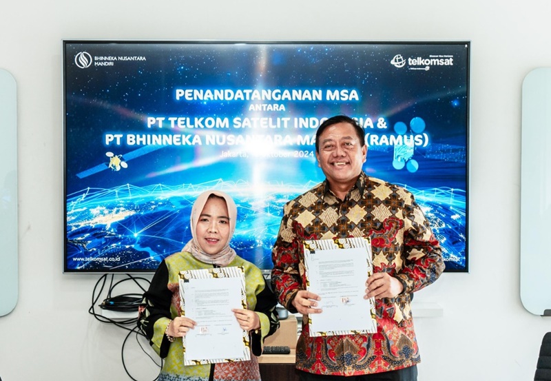 Direktur PT Bhinneka Nusantara Mandiri Nuraeni E. Sudirman dan Direktur Utama Telkomsat Lukman Hakim Abd Rauf saat penandatanganan MSA antara Telkomsat dan PT Bhinneka Nusantara Mandiri. Foto Istimewa.