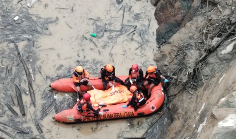 Proses evakuasi personel Tim SAR Medan yang tewas saat melaksanakan tugas pencarian dan pertolongan terhadap korban hanyut di sungai Lau Biang, Karo. Foto Istimewa.
