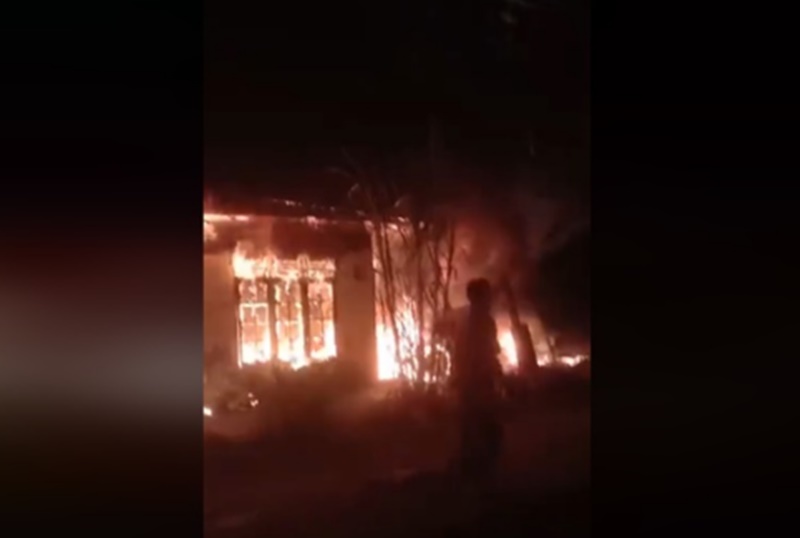 Peristiwa pembakaran rumah wartawan Junaidi Marpaung di Kota Rantauprapat, Labuhanbatu, pada Kamis, 21 Maret 2024. Foto tangkap layar akun Facebook Bung Junaidi.
