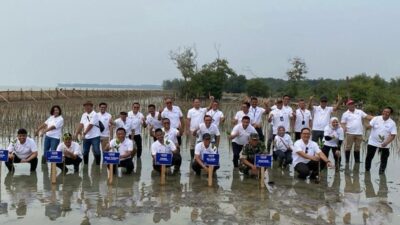 Direktur Utama Telkom Ririek Adriansyah (tengah) beserta jajaran Direksi Telkom, bersama Kepala Desa Tambak Bulusan Ahmad Chabibullah, Sekretaris Camat Karangtengah Anwar Masdari, Wakil Kepala Polisi Sektor Karangtengah Ipda Rahmat Heriawan, Komandan Rayon Militer Karangtengah Capt. Infanteri Suparmin saat penanaman mangrove di Pantai Istambul Glagah Wangi, Tambak Bulusan, Demak, Jumat, 15 November 2024.