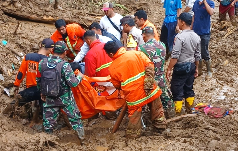 Korban longsor Karo kini bertambah menjadi sembilan orang meninggal dunia, seluruhnya ditemukan di lokasi longsor Desa Semangat Gunung, Kecamatan Merdeka, Kabupaten Karo, Sumatera Utara. Foto Istimewa.