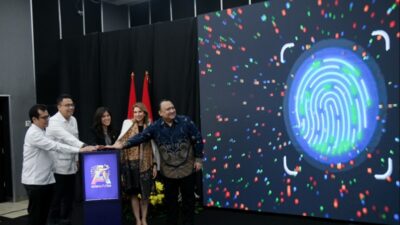 Dalam Peluncuran ElevAIte, Menteri Komdigi Meutya Hafid didampingi Wakil Menteri Nezar Patria dan Angga Raka Prabowo, Sekretaris Jenderal Mira Tayyiba serta seluruh Pejabat Eselon I. Hadir juga Presiden Microsoft ASEAN Andrea Della Mattea, Presiden Direktur Microsoft Indonesia Dharma Simorangkir, dan CEO Group Biji-Biji Initiative Rashvin Pal Singh. Foto Kementerian Komdigi.