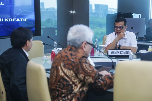 Wakil Menteri Komunikasi dan Digital (Komdigi) Nezar Patria berdiskusi dengan Staf Khusus Presiden Bidang Ekonomi Kreatif Yovie Widiyanto menyoal peraturan pemanfaatan Artificial Intelligence, di Kantor Kementerian Komdigi, Jakarta Pusat, Senin 6 Januari 2025. Foto Kementerian Komdigi.
