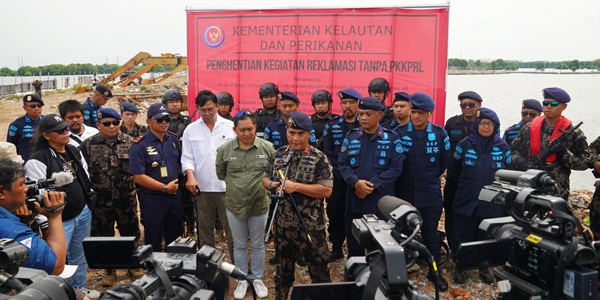 KKP menyegel pagar laut di Muara Tawar, Kabupaten Bekasi, Jawa Barat. Foto kkp.go.id.