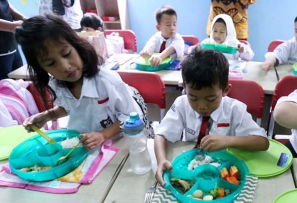 Komisi IX DPR tegaskan perlu dievaluasi program makan bergizi gratis.