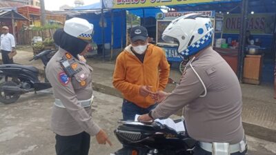 Kasat Lantas Polres Tanah Karo AKP Rabiah Hasibuan memimpin razia yang digelar bersama Samsat dan Dishub Karo pada Rabu, 15 Januari 2025. Foto Rienews.com.