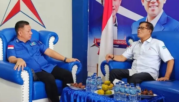 Staf Khusus Menteri Imigrasi dan Pemasyarakatan (Stafsus Menteri Imipas), Abdullah Rasyid(kanan) bersama Ketua DPC Partai Demokrat Sergai, Yunasril. Foto Istimewa.