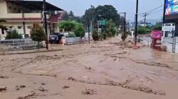 Banjir bandang di Kota Parapat, Kabupaten Simalungun, Sumatera Utara pada Minggu sore, 16 Maret 2025. Foto tangkap layar akun Instagram @polres_simalungun.