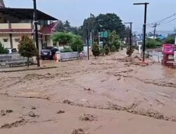 Gerak Cepat Polres Simalungun Tangani Banjir Bandang di Kota Parapat