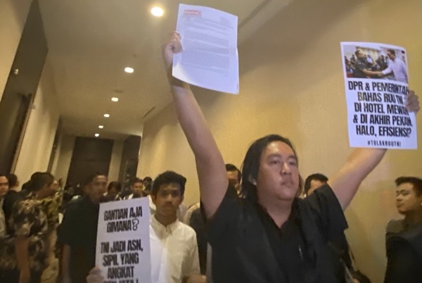 Kontras interupsi rapat konsinyering Panitia Kerja Komisi I DPR terkait RUU TNI di Hotel Fairmont, Jakarta. Foto Kontras.
