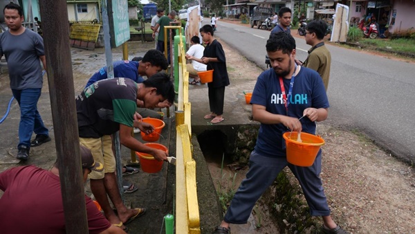 Relawan Program "Sobat Aksi BUMN 2025" melakukan gotong royong mengecat pagar masjid bersama masyarakat Desa Banyuasin, Kecamatan Riau Silip, Kabupaten Bangka, Kepulauan Bangka Belitung, Sabtu, 15Maret 2025. Foto Istimewa.