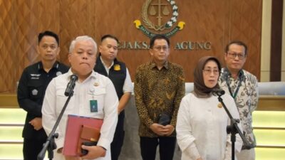 Ketua Dewan Pers, Ninik Rahayu dan Kapuspenkum Kejagung, Harli Siregar, menggelar konferensi pers menyoal perkara Tian Bahtiar yang ditersangkakan oleh Kejagungdengan delik obstruction of justice, di Kejagung pada Selasa, 22 April 2025. Foto story.kejaksaan.go.id.