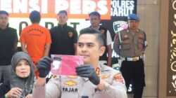 Kapolres Garut AKBP Mochamad Fajar Gemilang menunjukkan barang bukti kasus kekerasan seksual tersangka dokter kandungan MSF. Foto tangkap layar Instagram @polresgarut.