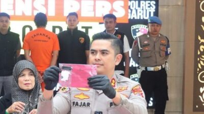 Kapolres Garut AKBP Mochamad Fajar Gemilang menunjukkan barang bukti kasus kekerasan seksual tersangka dokter kandungan MSF. Foto tangkap layar Instagram @polresgarut.