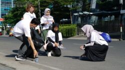 Telkom gelar aksi jalan santai sambil pilah sampah plastik dalam rangkaian GoZero% Goes to Medan. Foto Istimewa.