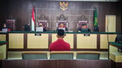 Majelis hakim Pengadilan Negeri Meureudu, Pidie Jaya, dalam pembacaan putusannya mempertimbangkan UU Pers dalam menjatuhkan vonis terhadap terdakwa kekerasan terhadap jurnalis. Foto KKJ Aceh.
