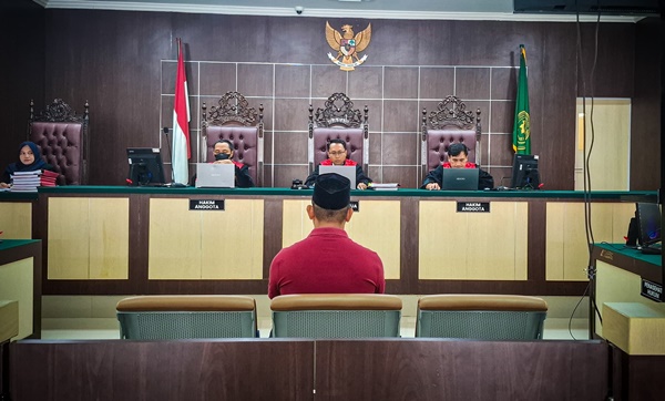 Majelis hakim Pengadilan Negeri Meureudu, Pidie Jaya, dalam pembacaan putusannya mempertimbangkan UU Pers dalam menjatuhkan vonis terhadap terdakwa kekerasan terhadap jurnalis. Foto KKJ Aceh.