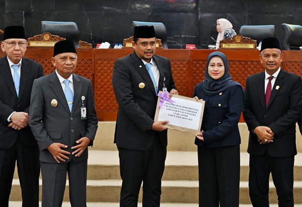 Gubernur Sumatera Utara Muhammad Bobby Nasution dan Ketua DPRD Sumut Erni Ariyanti dalam Sidang Paripurna DPRD Sumut tentang Penyampaian Penjelasan Ranperda RPJMD Provinsi Sumut Tahun 2025-2029. Foto Munawar Harahap.